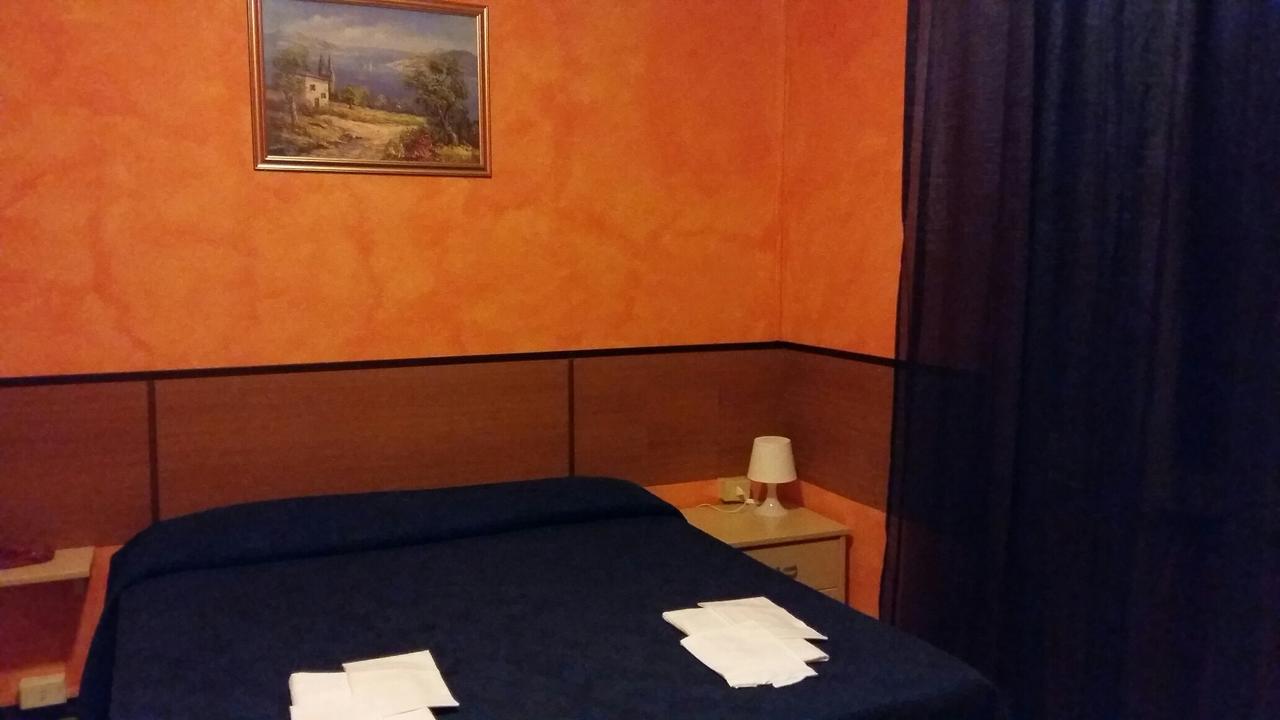 Hotel Violetta Parma Bagian luar foto