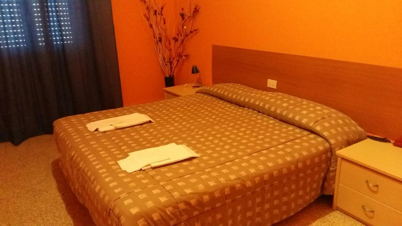 Hotel Violetta Parma Bagian luar foto