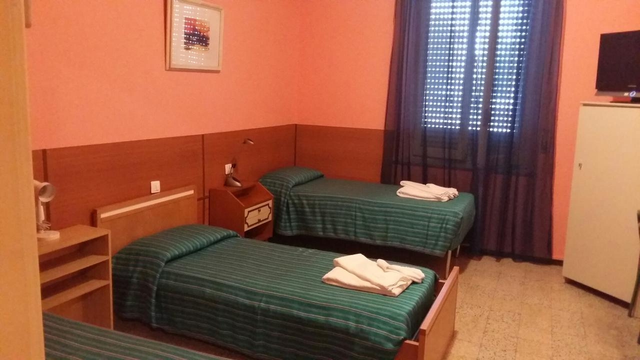 Hotel Violetta Parma Bagian luar foto