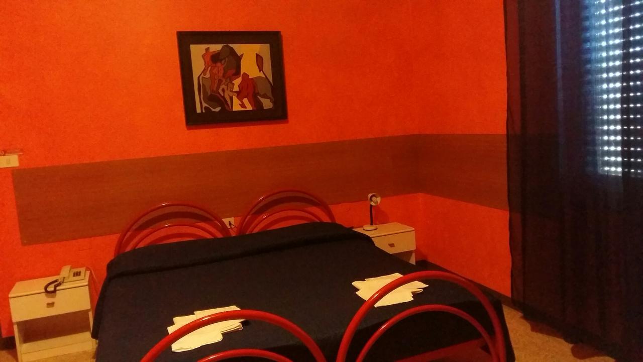 Hotel Violetta Parma Bagian luar foto