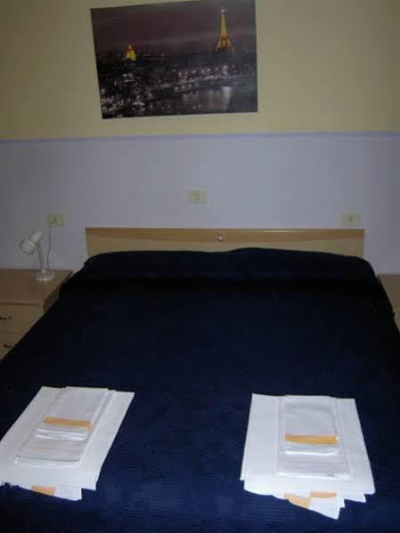 Hotel Violetta Parma Bagian luar foto